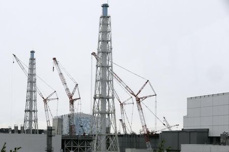 © Reuters. Cranes are seen at the No. 3 reactor building at Tepco's tsunami-crippled Fukushima Daiichi nuclear power plant