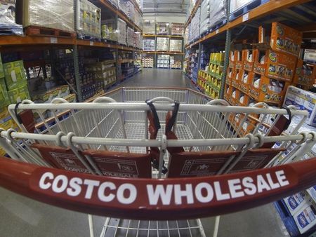 © Reuters. A Costco shopping cart is shown at a Costco Wholesale store in Carlsbad, California