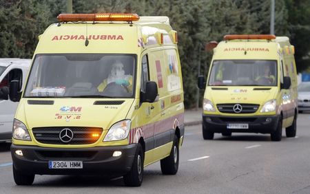 © Reuters. Ambulâncias chegam ao hospital Carlos 3º em Madri