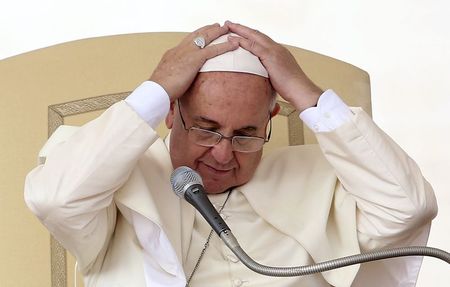 © Reuters. Papa Francisco ajusta solidéu em audiência no Vaticano