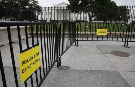 © Reuters. The White House is seen in the distance as a new layer of temporary fencing appeared yesterday creating a wider buffer along the sidewalk in front of the White House in Washington