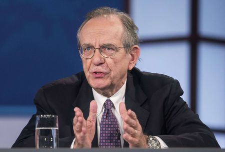 © Reuters. Italy's Minister of Economy and Finance Pier Carlo Padoan speaks during a discussion during the World Bank/IMF annual meetings in Washington