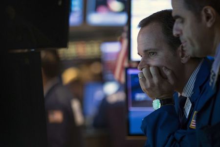 © Reuters. Traders in una sala operativa 