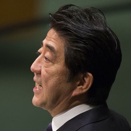 © Reuters. رئيس وزراء اليابان يقدم قربانا لضريح يكرم ضحايا الحرب