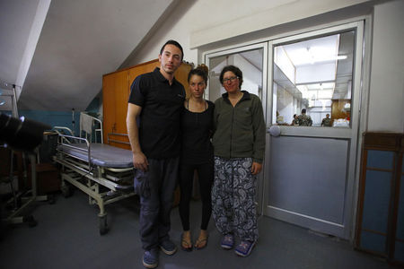 © Reuters. Israeli trekkers, who were rescued from an avalanche by the Nepalese army, pose for photographs at the Army Hospital where they are undergoing treatment in Kathmandu