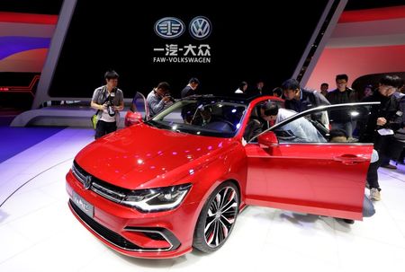 © Reuters. VOLKSWAGEN RAPPELLE PLUS DE 560.000 VOITURES EN CHINE