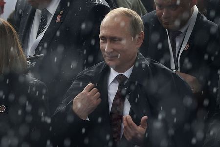 © Reuters. بوتين يصف اجتماعه مع بوروشينكو بأنه "إيجابي"