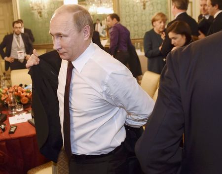 © Reuters. وكالة روسية: بوتين يجري المزيد من المحادثات مع ميركل وأولوند وبوروشينكو