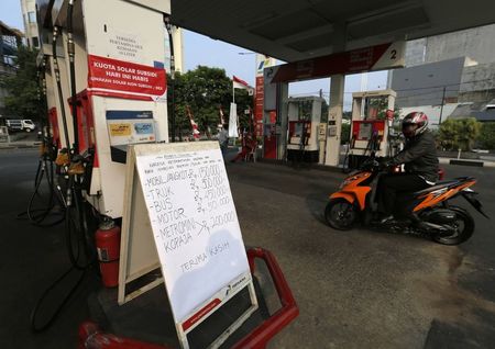 © Reuters. File photo of  motorist at empty fuel station, as fuel subsidy runs out, in Jakarta