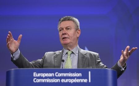 © Reuters. European Trade Commissioner De Gucht speaks during a news conference in Brussels