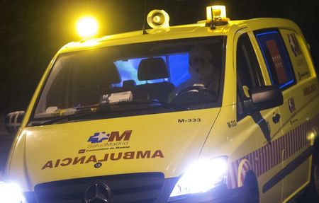 © Reuters. Ambulância com paciente suspeito de ter Ebola ao chegar ao hospital Carlos 3º, em Madri