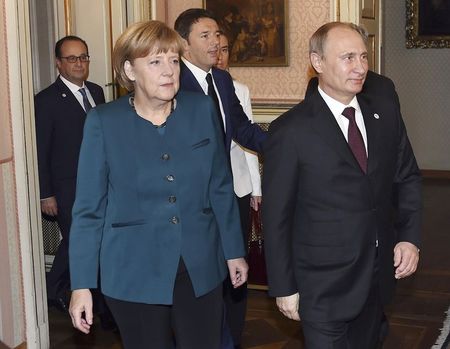 © Reuters. Chanceler alemã, Angela Merkel, ao lado do presidente russo, Vladimir Putin, ao chegar para reunião de cúpula com líderes europeus, em Milão