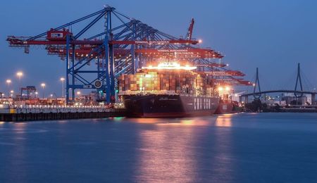 © Reuters. Containers are loaded onto a container ship at a shipping terminal in the harbour in Hamburg