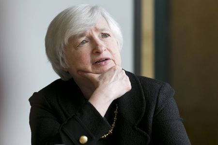 © Reuters. Chair do Federal Reserve, Janet Yellen, durante visita a uma instalação de treinamento profissional em Chelsea, no Estado de Massachusetts, EUA