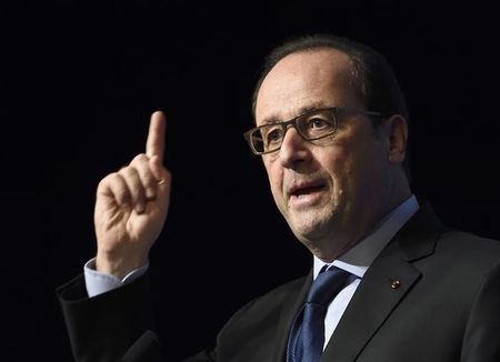 © Reuters. Presidente francês, François Hollande, discursa em evento nos arredores de Paris