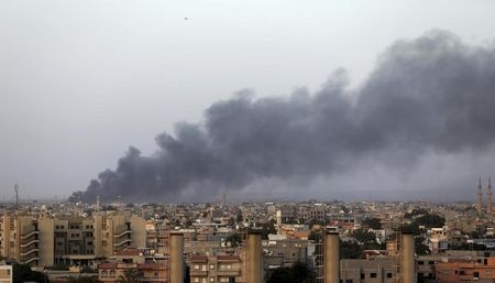 © Reuters. مقتل 14 في اشتباكات في بنغازي