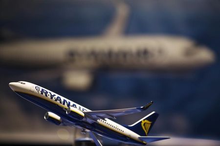 © Reuters. A model airplane rests on a table during an announcement of the commitment for Ryanair to purchase aircraft from Boeing, in New York