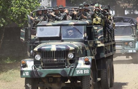 © Reuters. Soldados a caminho de vilarejos remotos em Jolo, nos sul das Filipinas