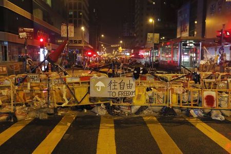 © Reuters. اشتباكات جديدة في هونج كونج والمحتجون يعيدون تنظيم أنفسهم