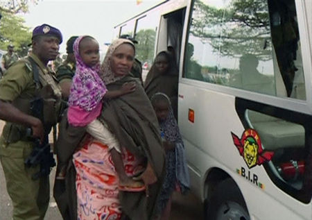 © Reuters. Mulher e criança são libertadas pelo grupo Boko Haram em Camarões