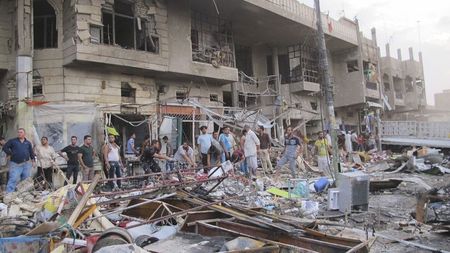 © Reuters. مقتل 24 في انفجار سيارات ملغومة في بغداد مع تصاعد العنف