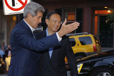 © Reuters. U.S. Secretary of State John Kerry welcomes China's State Councillor Yang Jiechi outside Kerry's home in Boston, Massachusetts