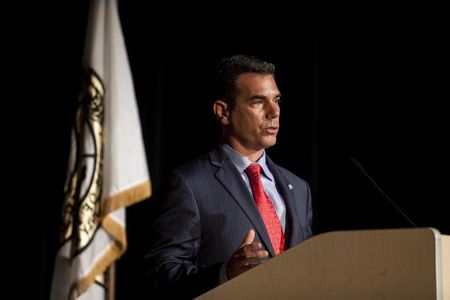 © Reuters. Murrieta Mayor Alan Long speaks at a town hall meeting to discuss the processing of undocumented immigrants in Murrieta