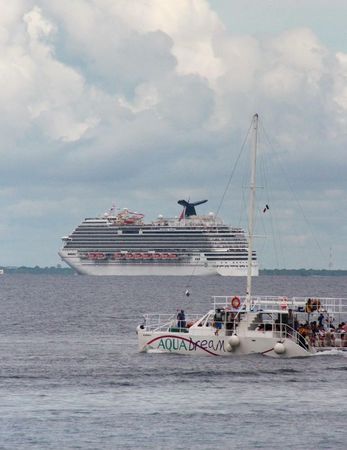 © Reuters. Trabajadora de salud de Texas es aislada en crucero por pequeño riesgo de ébola