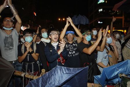 © Reuters. Activistas de Hong Kong se reagrupan, jefe de policía advierte de los riesgos