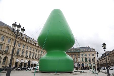 © Reuters. UNE SCULPTURE CONTROVERSÉE ABÎMÉE EN PLEIN COEUR DE PARIS