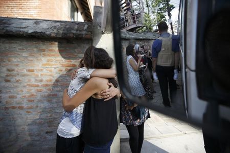 © Reuters. Al menos 39 muertos y más de 370 personas rescatadas por tormenta en Nepal