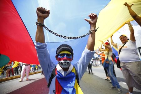 © Reuters. Opposition supporters take part in a march against the government of Nicolas Maduro in Caracas