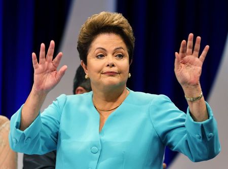 © Reuters. Brazil's presidential candidate Dilma Rousseff of Workers Party gestures during a debate in a TV studio in Sao Paulo