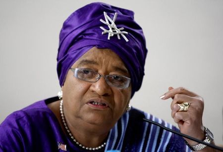 © Reuters. رئيسة ليبيريا تحذر من "جيل ضائع" في غرب افريقيا بسبب الإيبولا