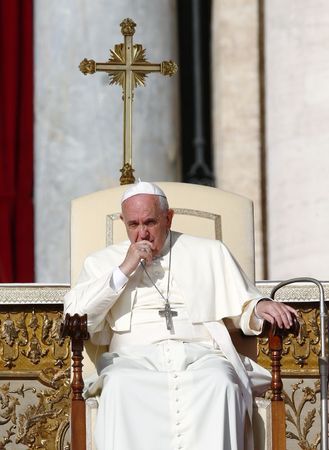 © Reuters. البابا في ختام مجمع الأساقفة: على الكنيسة ألا تخشى التغيير