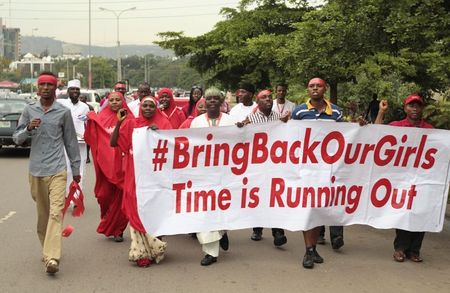 © Reuters. نيجيرون يشككون في مسألة إطلاق سراح تلميذات بعد انتهاك هدنة مع بوكو حرام