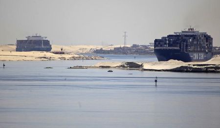 © Reuters. UN DEUXIÈME CANAL DE SUEZ POUR RELANCER L'ÉCONOMIE ÉGYPTIENNE