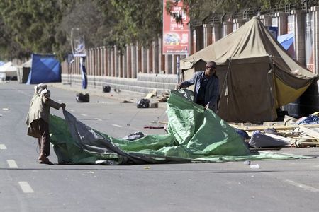 © Reuters. الحوثيون يزيلون مخيم اعتصام على طريق مطار صنعاء والمسلحون باقون في الشوارع
