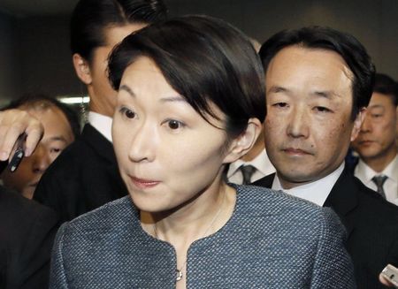 © Reuters. رئيس وزراء اليابان قد يغير وزيرة العدل بالاضافة لوزيرة المالية