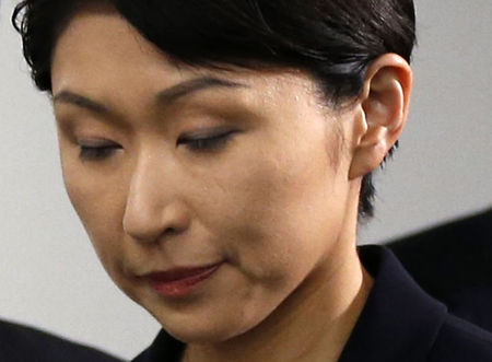 © Reuters. متحدث حكومي:رئيس وزراء اليابان يقبل استقالة وزيرة المالية