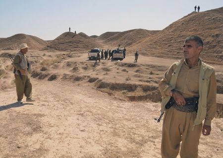 © Reuters. الجيش الأمريكي يقول إنه أسقط جوا أسلحة وذخيرة وامدادات طبية للمقاتلين الأكراد