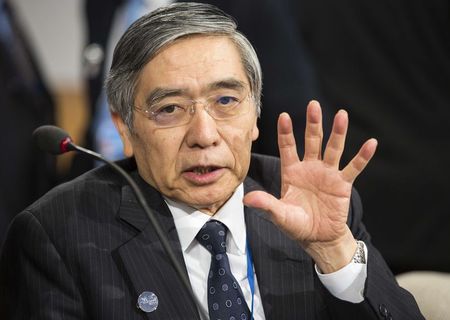 © Reuters. Bank of Japan Governor Kuroda speaks before a meeting of the IMFC at the World Bank/IMF annual meetings in Washington