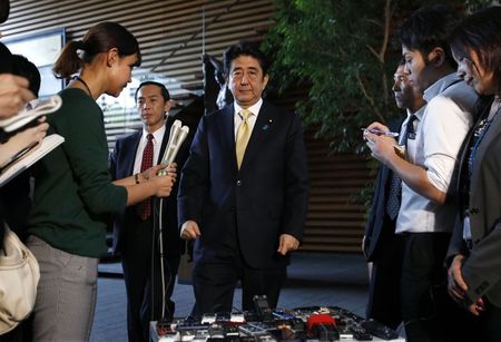 © Reuters. Japan's Prime Minister Shinzo Abe makes an appearance before the media at his official residence in Tokyo