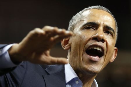 © Reuters. أوباما في ظهور نادر في الحملة الانتخابية للديمقراطيين