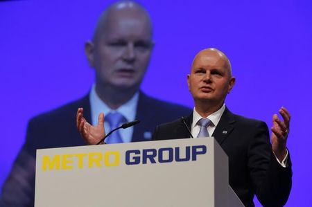 © Reuters. Koch, chief executive of Metro AG, addresses the annual shareholder meeting in Dusseldorf