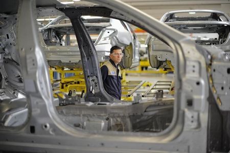 © Reuters. A Maserati assembly staff member works at the Maserati car plant in Grugliasco, near Turin