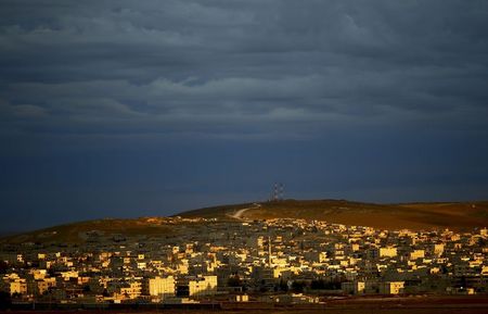 © Reuters. El Ejército de EEUU envía armas a los combatientes kurdos cerca de Kobani