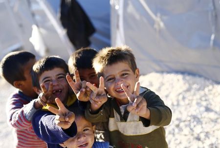 © Reuters. Bambini curdi rifugiati provenienti da Kobani 