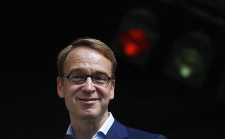 © Reuters. President of the German federal reserve (Deutsche Bundesbank) Jens Weidmann smiles during an open day of the Bundesbank in Frankfurt