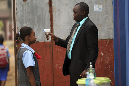 © Reuters. منظمة الصحة العالمية تعلن نيجيريا خالية من الإيبولا بعد 42 يوما دون حالات إصابة جديدة